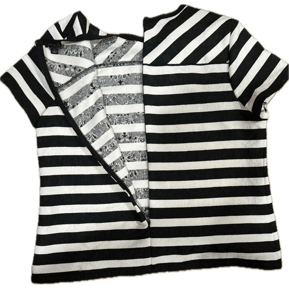 ANN TAYLOR- Black & White Stripe Textured Short Sleeve Blouse- SIZE Large - Picture 4 of 6